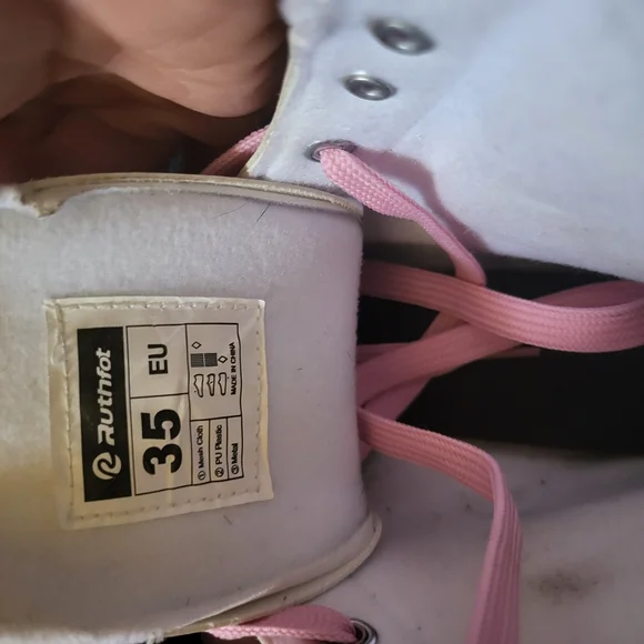 Girls Roller Skates White with Pink Hearts Light Up Wheels And Pink Pom Poms - Picture 7 of 7